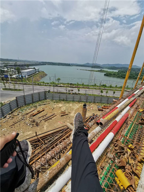 恩施作业中发生设备损坏或人员意外，责任怎么划分？